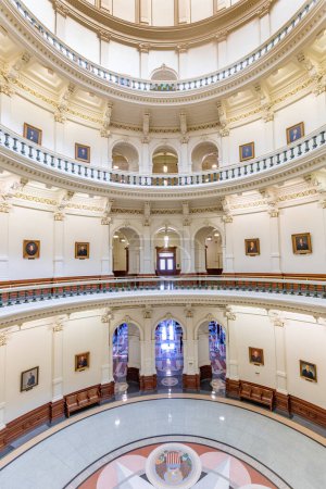 Téléchargez les photos : Austin, États-Unis - 3 novembre 2023 : Le dôme de la rotonde dans le Capitole de l'État du Texas, le plus grand bâtiment du Capitole aux États-Unis. - en image libre de droit