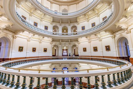 Foto de Austin, Estados Unidos - 3 de noviembre de 2023: La cúpula de la rotonda dentro del Capitolio Estatal de Texas, el edificio más grande del Capitolio de los Estados Unidos. - Imagen libre de derechos