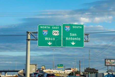 Foto de Austin, Estados Unidos - 2 de noviembre de 2023: señal de tráfico waco y San Antonio en Austin con salida solo en la autopista 35, Austin, TEXAS, Estados Unidos. - Imagen libre de derechos