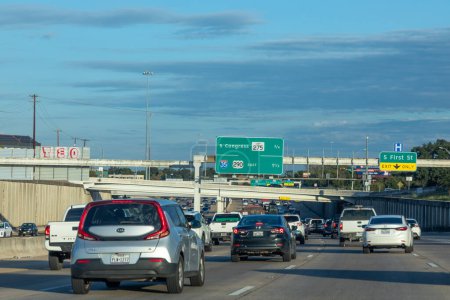 Foto de Austin, Estados Unidos - 2 de noviembre de 2023: atasco de tráfico en la interestatal 35 en el área suburbana de Austin, Estados Unidos. - Imagen libre de derechos