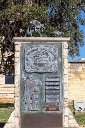 Foto de Bandera, Estados Unidos - 1 de noviembre de 2023: placa que honra a todos los vaqueros en la capital mundial de los vaqueros, Bandera, Texas. - Imagen libre de derechos