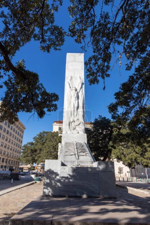 Foto de San Antonio, Estados Unidos - 31 de octubre de 2023: Monumento al Cenotafio de Álamo blanco en la Plaza del Álamo en San Antonio, Estados Unidos - Imagen libre de derechos