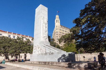 Téléchargez les photos : San Antonio, États-Unis - 31 octobre 2023 : Monument du cénotaphe d'Alamo en blanc sur l'Alamo Plaza à San Antonio, États-Unis. - en image libre de droit