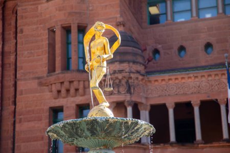 Foto de San Antonio, Estados Unidos - 31 de octubre de 2023: Estatua de la Justicia sobre la Fuente de Agua con San Antonio Downtown Building in Background, Texas, Estados Unidos - Imagen libre de derechos