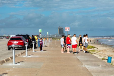 Téléchargez les photos : Galveston, États-Unis - 29 octobre 2023 : les gens garer leur voiture sur la promenade pour profiter de la belle plage de sable fin sur le golfe du Mexique à l'île de Galveston au Texas, États-Unis. - en image libre de droit