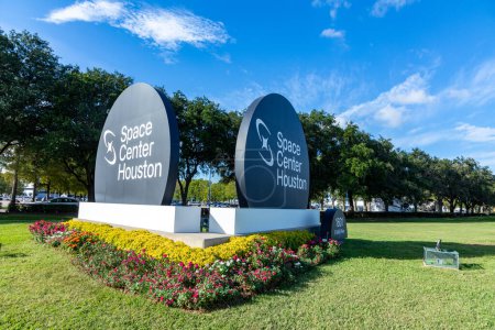 Téléchargez les photos : Houston, États-Unis - 21 octobre 2023 : Panneau avant du centre spatial Houston à l'entrée du centre spatial Houston à Houston - en image libre de droit