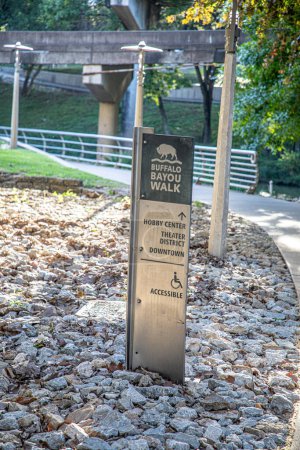 Foto de Houston, Estados Unidos - 21 de octubre de 2023: signo de búfalo bayou caminar en la dirección del parque sabine street and bridge. - Imagen libre de derechos
