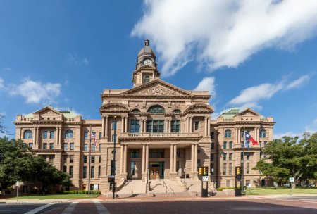 Téléchargez les photos : Palais de justice du comté de Tarrant à Fort Worth avec le drapeau du Texas flottant dans le vent, Texas, États-Unis - en image libre de droit