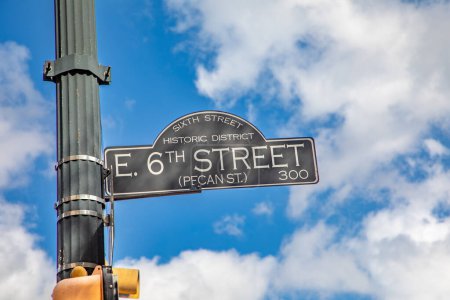 Foto de Signo de calle 6th street - pecan street - en Austin, Texas, distrito histórico, Texas, EE.UU. - Imagen libre de derechos