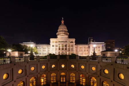 Foto de Pintoresco edificio histórico del capitolio en Austin, Texas, USA por la noche - Imagen libre de derechos