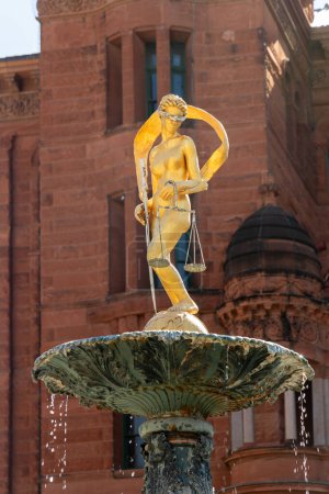 Foto de Estatua de Lady Justice sobre fuente de agua con edificio del centro de San Antonio en segundo plano, Texas, EE.UU. - Imagen libre de derechos