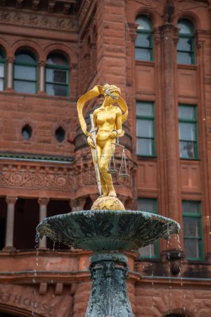 Téléchargez les photos : Lady Justice Statue sur la fontaine d'eau avec San Antonio Downtown Building en arrière-plan, Texas, États-Unis - en image libre de droit