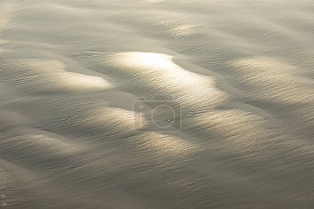 Foto de Patrón de arena con agua en la playa en estructura armónica - Imagen libre de derechos