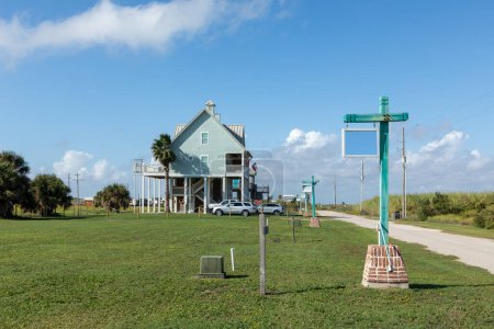 Téléchargez les photos : Nouvelles maisons de plage à Port Bolivar sur pilotis en bois pour se protéger contre les inondations, Texas, États-Unis - en image libre de droit
