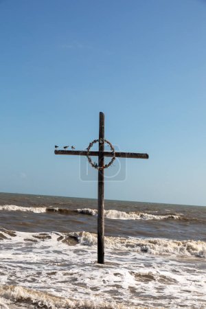 Téléchargez les photos : Croix dans l'océan à la péninsule de bolivar utilisé également pour l'enterrement en mer, Texas, États-Unis - en image libre de droit