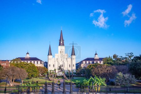 Foto de Vista panorámica de la mañana temprano a la catedral de San Luis en la plaza Jackson en Nueva Orleans, EE.UU. - Imagen libre de derechos