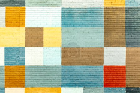 Téléchargez les photos : Vieux mur de briques coloré en différentes couleurs dans le motif géométrique - en image libre de droit