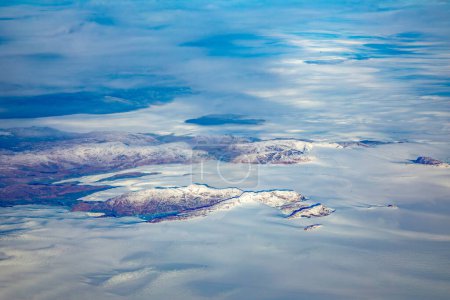 Téléchargez les photos : Spectaculaire élévation du soleil sur un paysage enneigé avec des montagnes du Groenland - en image libre de droit