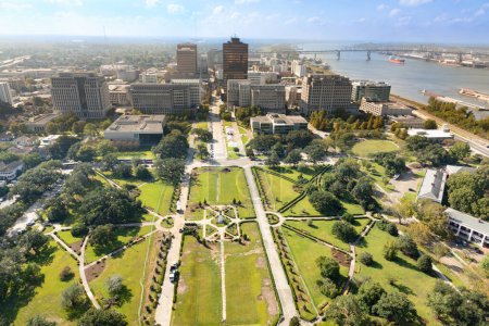 Téléchargez les photos : Vue panoramique sur le centre-ville de Baton Rouge et statue de Huey Long dans la lumière du matin, Louisiane, États-Unis - en image libre de droit