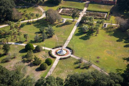 Téléchargez les photos : Vue aérienne de la statue de Huey Long au parc en face de la capitale de l'État à Baton Rouge, Louisiane - en image libre de droit