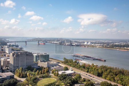 Téléchargez les photos : Vue de la tour de la capitale de l'État à Baton Rouge à la rivière Mississippi et la ville, Louisiane - en image libre de droit