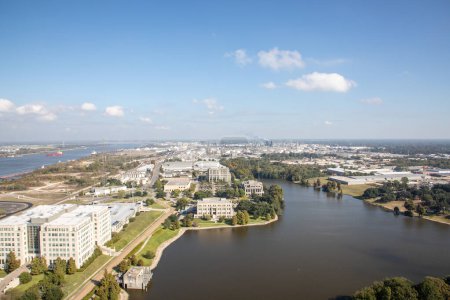 Téléchargez les photos : Vue de la tour de la capitale de l'État à Baton Rouge au lac de la capitale et aux zones industrielles, Louisiane - en image libre de droit