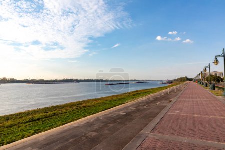 Téléchargez les photos : Promenade avec barrage au fleuve Mississippi à Baton Rouge, Louisiane - en image libre de droit