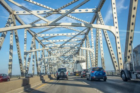 Téléchargez les photos : Voitures traversant le Mississippi à Baton Rouge à l'ancien pont historique Horace Wilkinson à Baton Rouge, Louisiane, USA - en image libre de droit