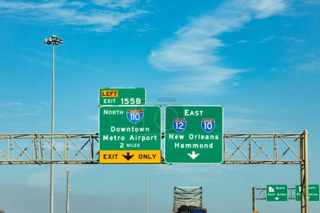 Téléchargez les photos : Panneau à l'autoroute interstate centre-ville métro aéroport 110 nord et direction Nouvelle-Orléans à l'autoroute 10 et 12 à Baton Rouge, Louisiane - en image libre de droit