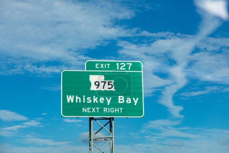 Téléchargez les photos : Rue panneau sortie whisky baie de la direction de l'autoroute 975 en Louisiane - en image libre de droit