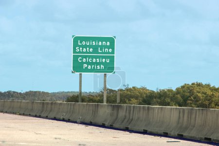Téléchargez les photos : Signalisation Louisiane State line à interstae 10 de Texas à Louisiane, USA - en image libre de droit