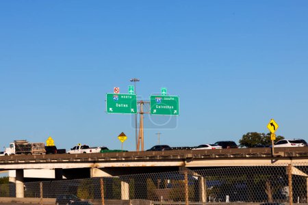 Foto de Autopista 45 con señalización de dirección Dallas y Galveston bajo cielo azul - Imagen libre de derechos