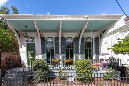 Foto de Hermosa arquitectura e historia profunda de uno de los barrios más antiguos y famosos de Nueva Orleans, el Garden District, Louisiana - Imagen libre de derechos