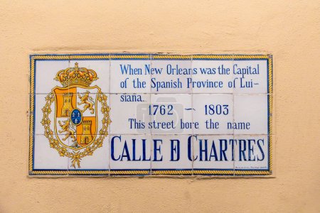 Foto de Azulejos históricos con nombre de calle Calle de Chartres en el barrio francés de Nueva Orleans, Luisiana, Estados Unidos - Imagen libre de derechos