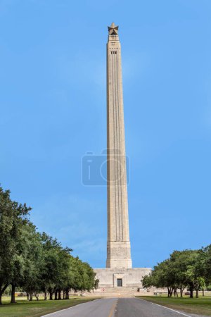 Téléchargez les photos : Le monument San Jacinto par une belle journée d'été au Texas, États-Unis - en image libre de droit