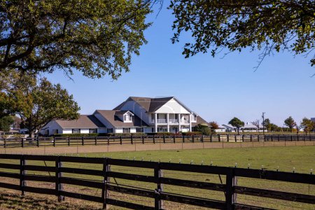 Téléchargez les photos : Vue de face du ranch Southfork, le ranch du téléfilm Dallas - en image libre de droit
