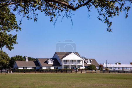 Téléchargez les photos : Vue de face du ranch Southfork, le ranch de la telenovela Dallas, Texas, USA - en image libre de droit