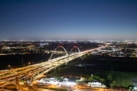 Foto de Horizonte panorámico de Dallas por la noche con vista a las carreteras y puentes, Texas, EE.UU. - Imagen libre de derechos