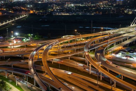 Foto de Autopista por la noche con volar sobre puentes por la noche en Dallas, Texas, EE.UU. - Imagen libre de derechos