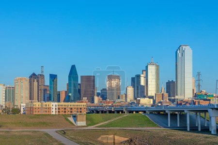 Foto de Horizonte panorámico en la tarde en Dallas, Texas, EE.UU. - Imagen libre de derechos