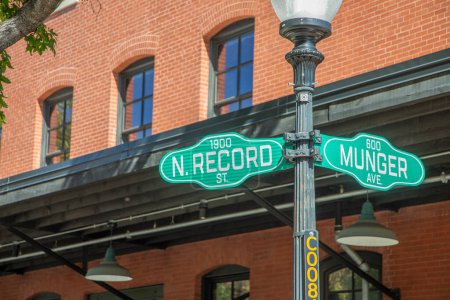 Téléchargez les photos : Street sign Munger et N Record dans le quartier historique de Dallas, Texas, USA - en image libre de droit