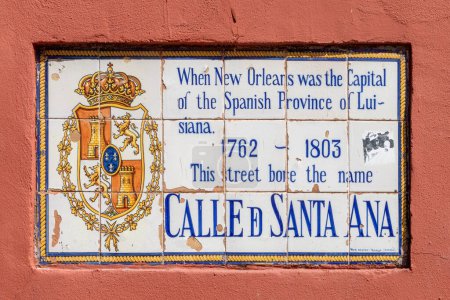 Foto de Viejo nombre de calle Calle de Santa Ana pintado sobre azulejos en el barrio francés de Nueva Orleans, Louisiana, EE.UU. - Imagen libre de derechos