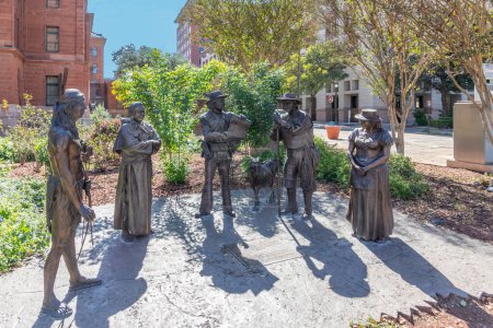 Foto de San Antonio, EE.UU. - 31 de octubre de 2023: estatua de los inmigrantes que llegan de las islas Canarias en los Estados Unidos y caminaron a pie a San Antonio en 1771., EE.UU.. - Imagen libre de derechos
