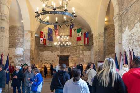 Foto de San Antonio, EE.UU. - 31 de octubre de 2023: Los turistas visitan la iglesia dentro del Álamo, San Antonio, EE.UU... - Imagen libre de derechos