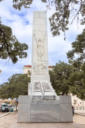 Photo for San Antonio, USA - October 31, 2023: Alamo Heroes Cenotaph Memorial of Travis, Crocket, and other members of the Battle of the Alamo. - Royalty Free Image