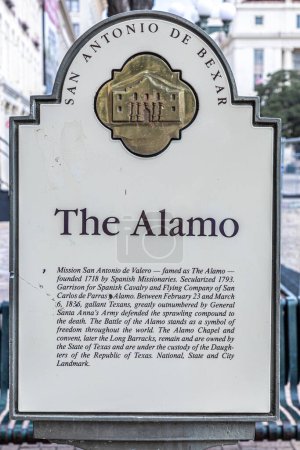 Téléchargez les photos : San Antonio, États-Unis - 31 octobre 2023 : Panneau historique sur la mission San Antonio de Valero communément appelée The Alamo. - en image libre de droit
