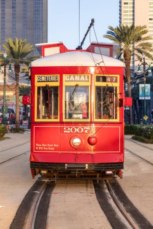 Foto de Nueva Orleans, Estados Unidos - 25 de octubre de 2023: la gente en Nueva Orleans usa el tranvía temprano en la mañana para ir a la ciudad y trabajar. - Imagen libre de derechos