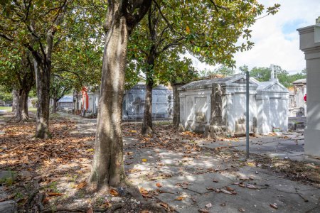 Foto de Nueva Orleans; Estados Unidos - 25 de octubre de 2023: Tumba en el cementerio de Saint Louis n.º 1. Este cementerio de Lafayette es el más famoso de Nueva Orleans. - Imagen libre de derechos