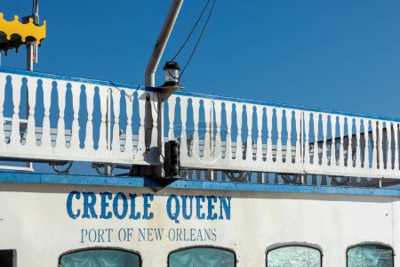 Foto de Nueva Orleans, Estados Unidos - 24 de octubre de 2023: Reina criolla de vapor en el muelle del río Mississippi, cerca del Monumento al Inmigrante. El barco de vapor todavía está en operación para eventos turísticos. - Imagen libre de derechos