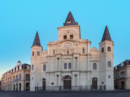 Foto de Vista panorámica de la mañana temprano a la catedral de San Luis en la plaza Jackson en Nueva Orleans, EE.UU. - Imagen libre de derechos